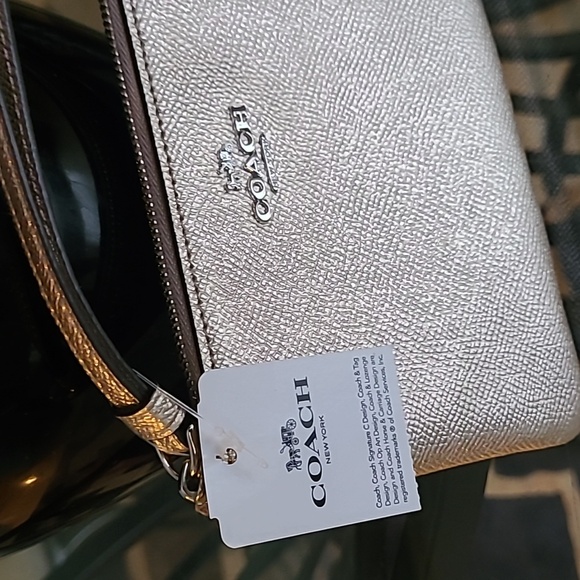 NWT Coach Leather Wristlet ❤️ - Picture 2 of 6